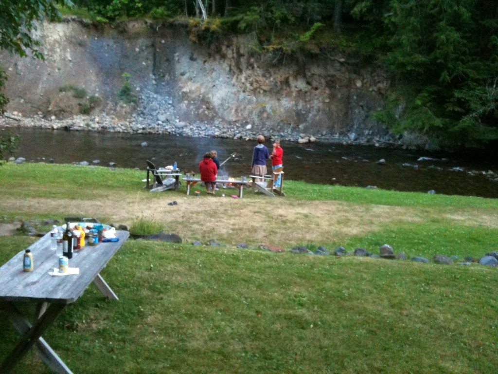 Vi griller hotdogs og s'mores! Billedet er taget fra hytten så floden er lige uden for døren.